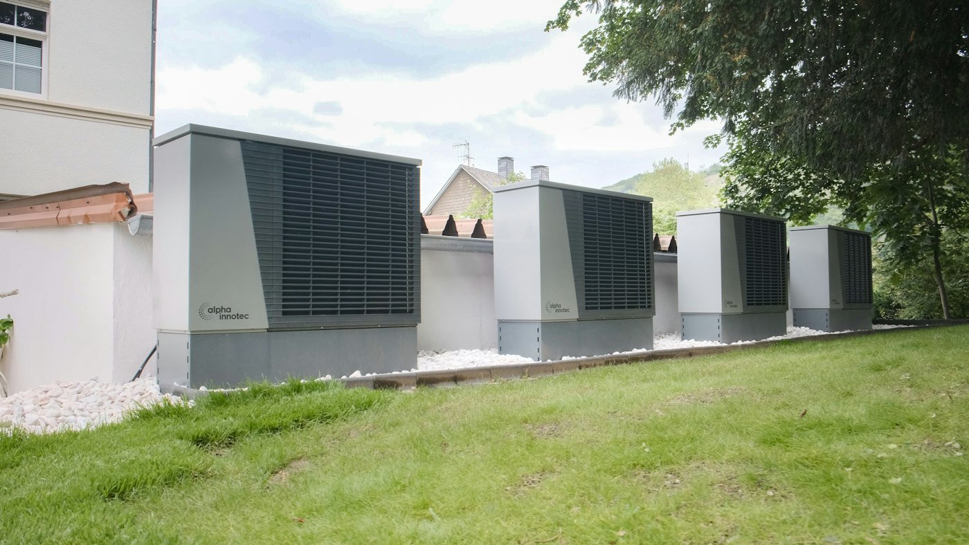Unidades exteriores de aerotermia de gran potencia junto a un edificio