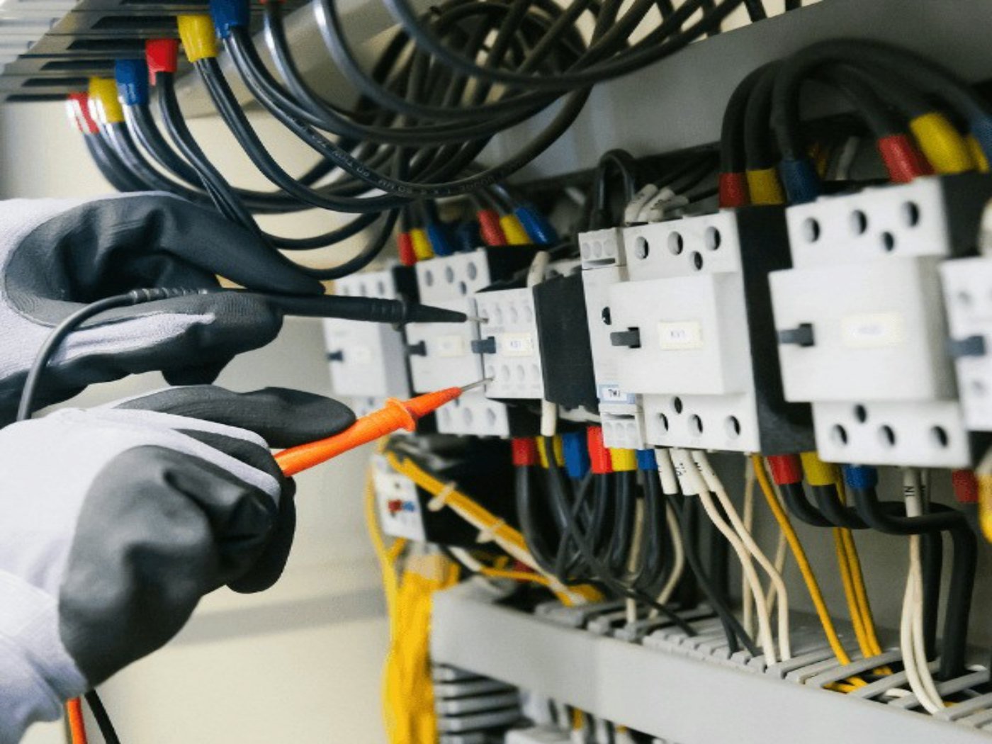 Técnico comprobando un cuadro eléctrico